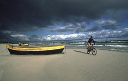 Radtour durch Strand am Ostsee